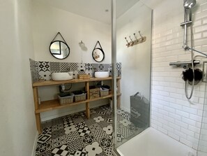 Douche, séchoir à cheveux, serviettes fournies
