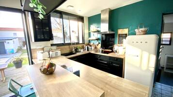 Een koelkast, een microgolfoven, een oven, een kookplaat