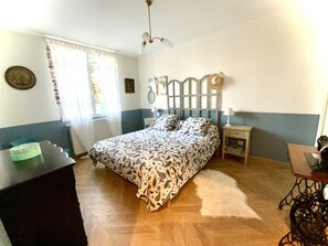 4 bedrooms, desk, iron/ironing board, WiFi