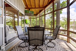 Outdoor dining - Amazing Full View of Cove - Privacy - Relaxation (Sunrise Beach)
