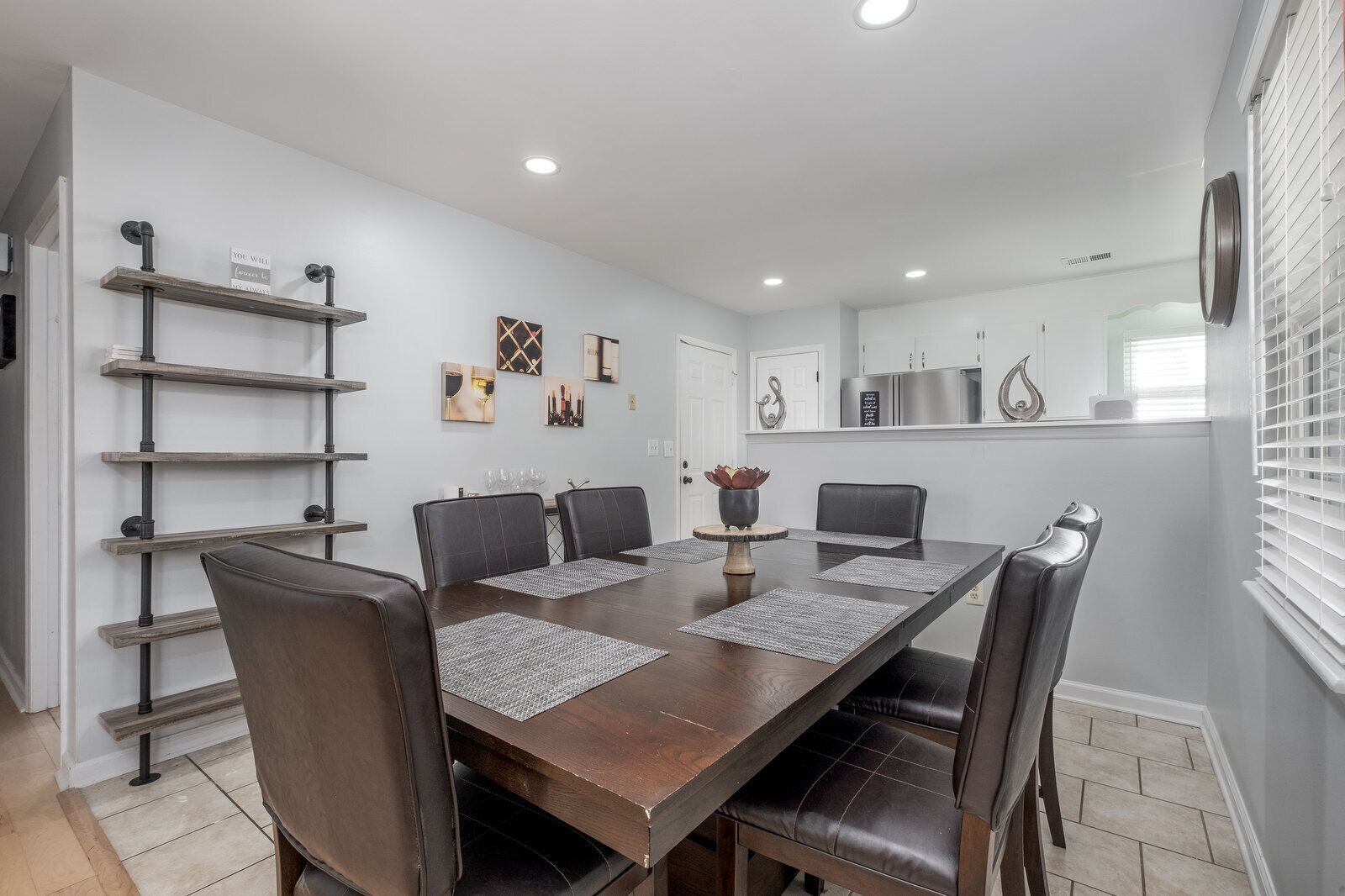 ***HOT TUB in UPTOWN + FREE parking | FUN | NEW***