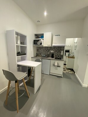 Réfrigérateur, four à micro-ondes, un four, surface de cuisson
