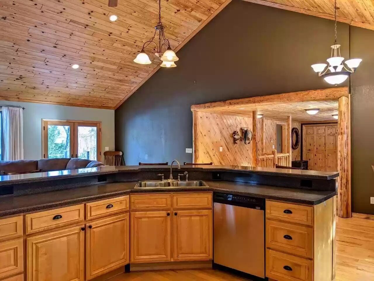 Elk Lodge. Beautiful lake home on the chain.