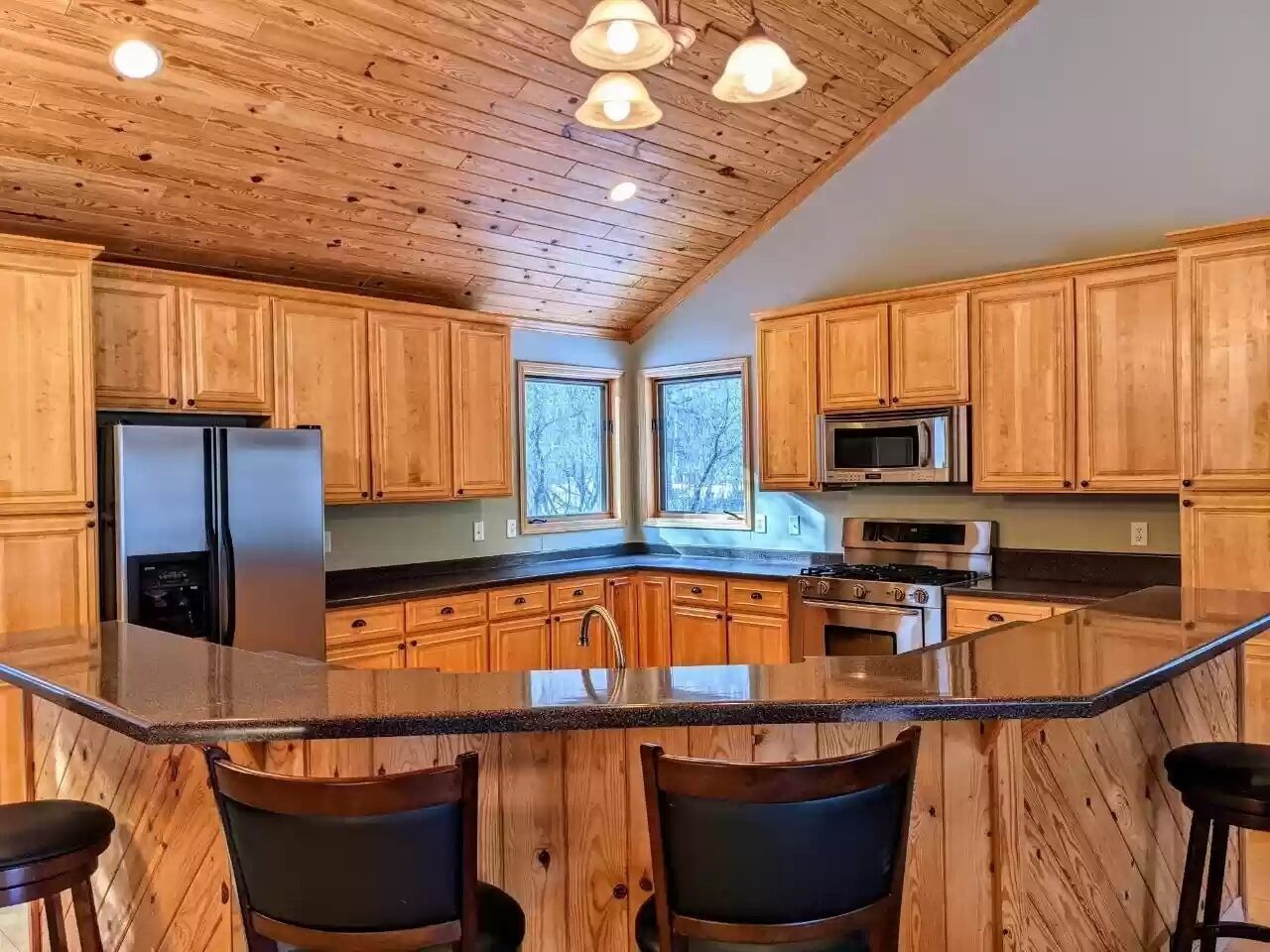 Elk Lodge. Beautiful lake home on the chain.