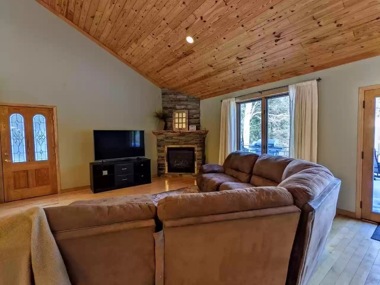 Elk Lodge. Beautiful lake home on the chain.