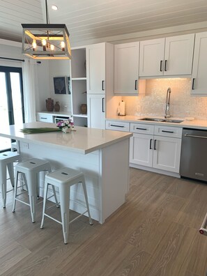 冰箱、微波炉、烤箱、炉灶