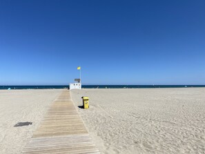 On the beach - T2 CABIN with terrace and exceptional sea view (Canet-en-Roussillon)