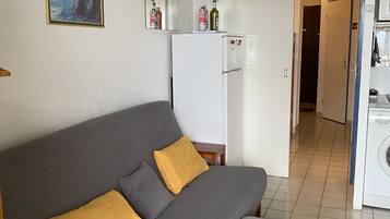 TV connectée, livres, chaîne hi-fi