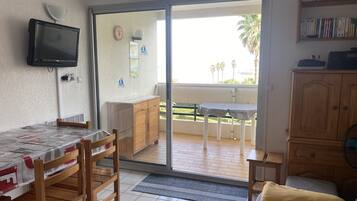 TV connectée, livres, chaîne hi-fi