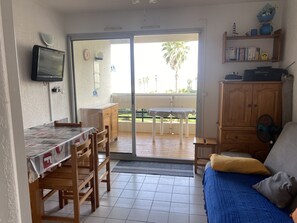 Smart-TV, Bücher, Stereoanlage