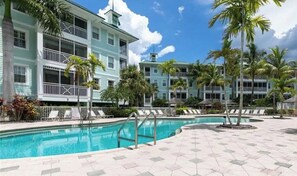 حمّام سباحة خارجي، حمّام سباحة مُدفَّأ