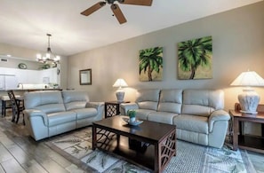 Smart TV, books - Beautiful Resort in Quiet, Gated Community w Pool (Port Charlotte)