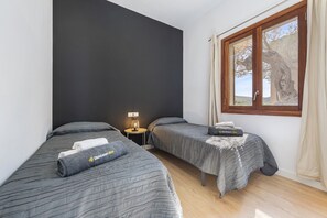 5 chambres, coffres-forts dans les chambres, fer et planche à repasser