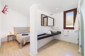 5 makuuhuonetta, tallelokero huoneessa, silitysrauta/-lauta