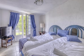 6 bedrooms, iron/ironing board, travel cot, free WiFi