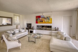 Televisie en een open haard