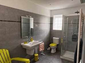 Dusche, Haartrockner, Handtücher, Toilettenpapier