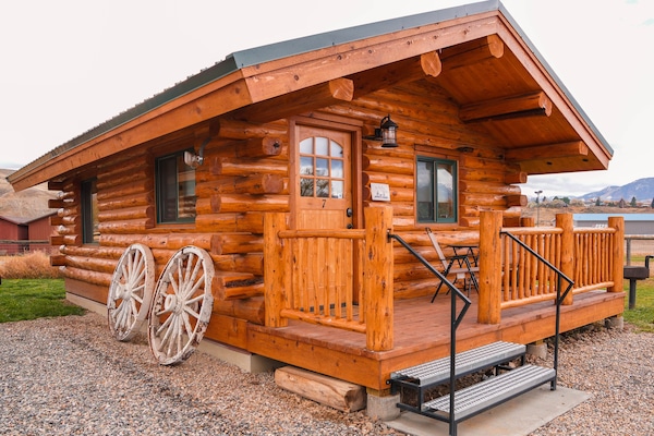 Beautiful, Amish built16x24 ft Luxury Log cabin. Extraordinary craftsmanship!