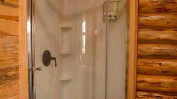 Douche, séchoir à cheveux, serviettes fournies, savon
