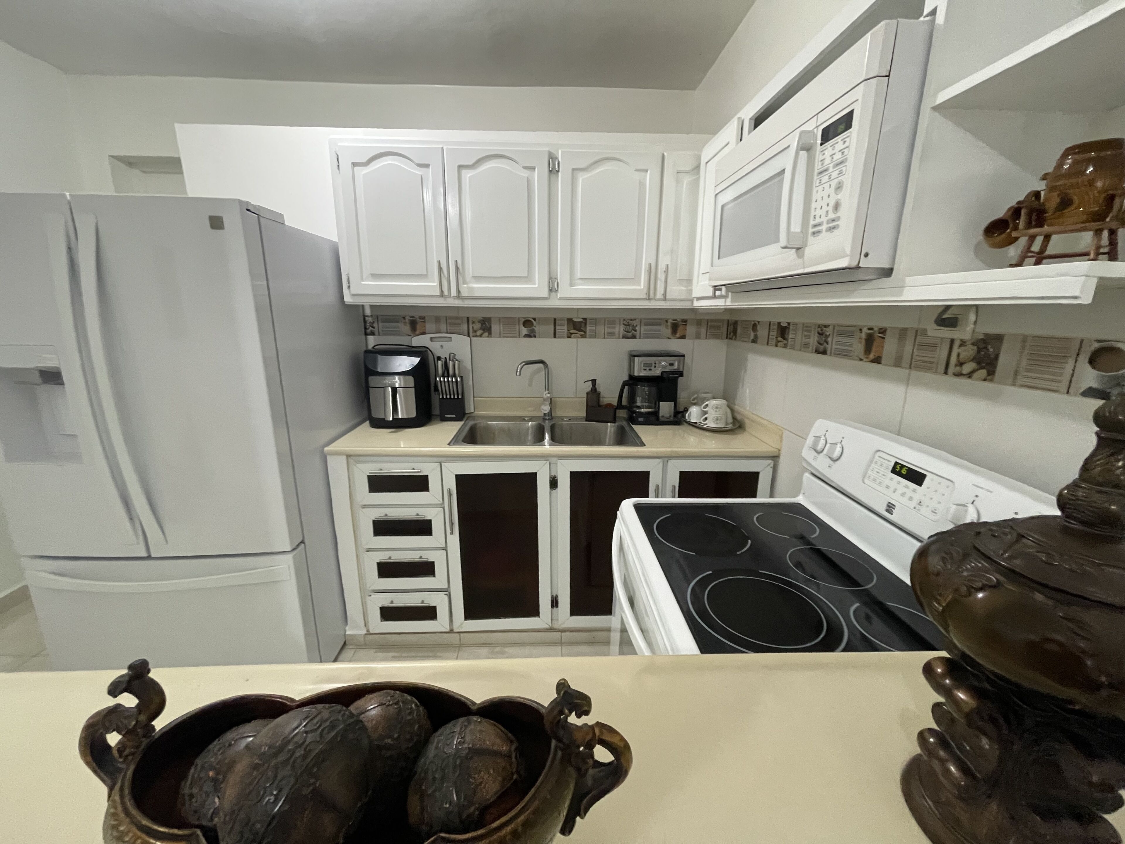 Fridge, microwave, oven, coffee/tea maker