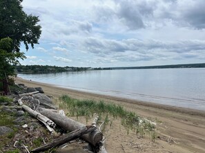 Beach nearby - 3 bdrm fully furnished cottage near the beach  (Miramichi)