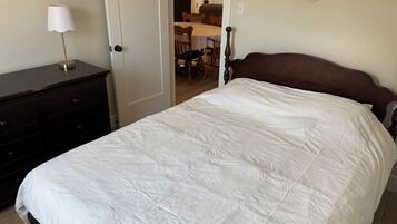 3 makuuhuonetta, silitysrauta/-lauta, ilmainen Wi-Fi, vuodevaatteet