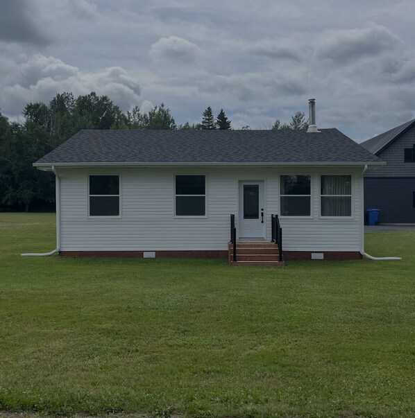 Exterior - 3 bdrm fully furnished cottage near the beach  (Miramichi)