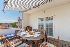 تناول الطعام بالخارج