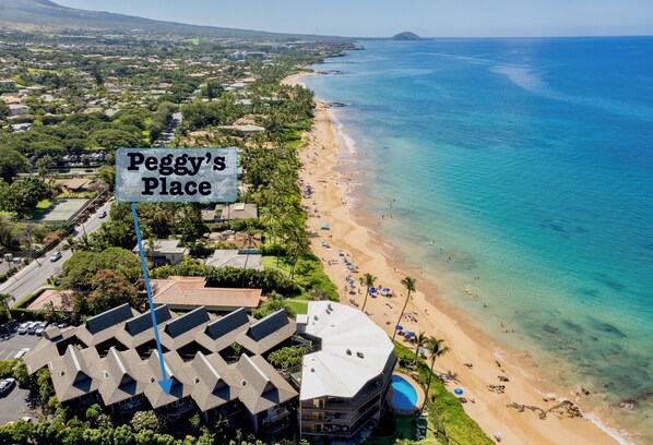 Aan het strand, ligstoelen aan het strand, strandlakens