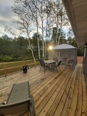 Outdoor dining -  Five-minute walk to the sandy beach: Starfish Cottage awaits. (Wood Islands)