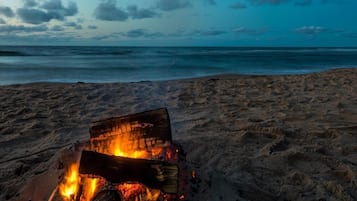 Una playa cerca, sillas reclinables de playa, toallas de playa