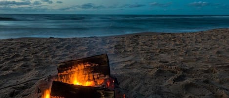 Perto da praia, espreguiçadeiras, toalhas de praia 