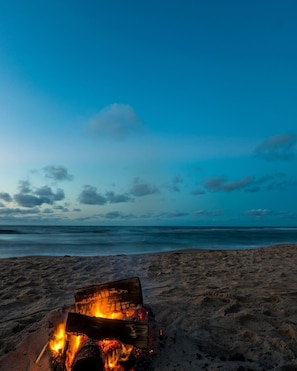Beach nearby, sun-loungers, beach towels
