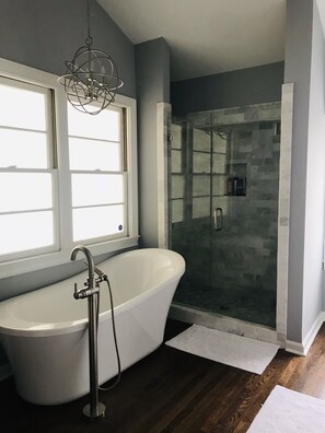 Combined shower/tub
