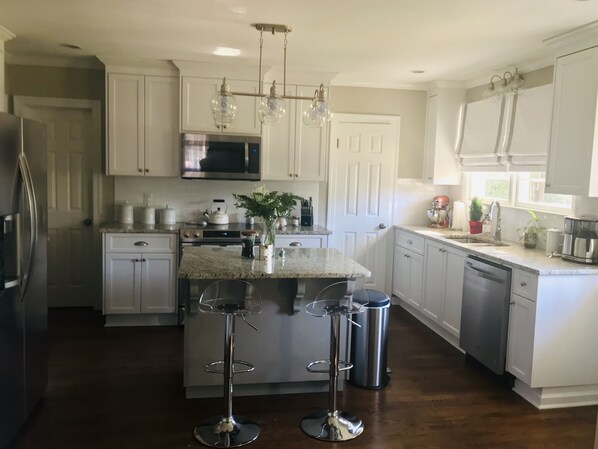 Refrigerador, microondas, horno y parrilla de estufa 