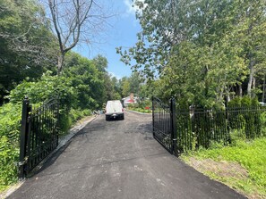 Property grounds - Luxe Georgina Cottage Near Lake Simcoe (Georgina)