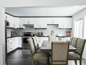 Mikrobølgeovn, ovn, kokeplater og oppvaskmaskin