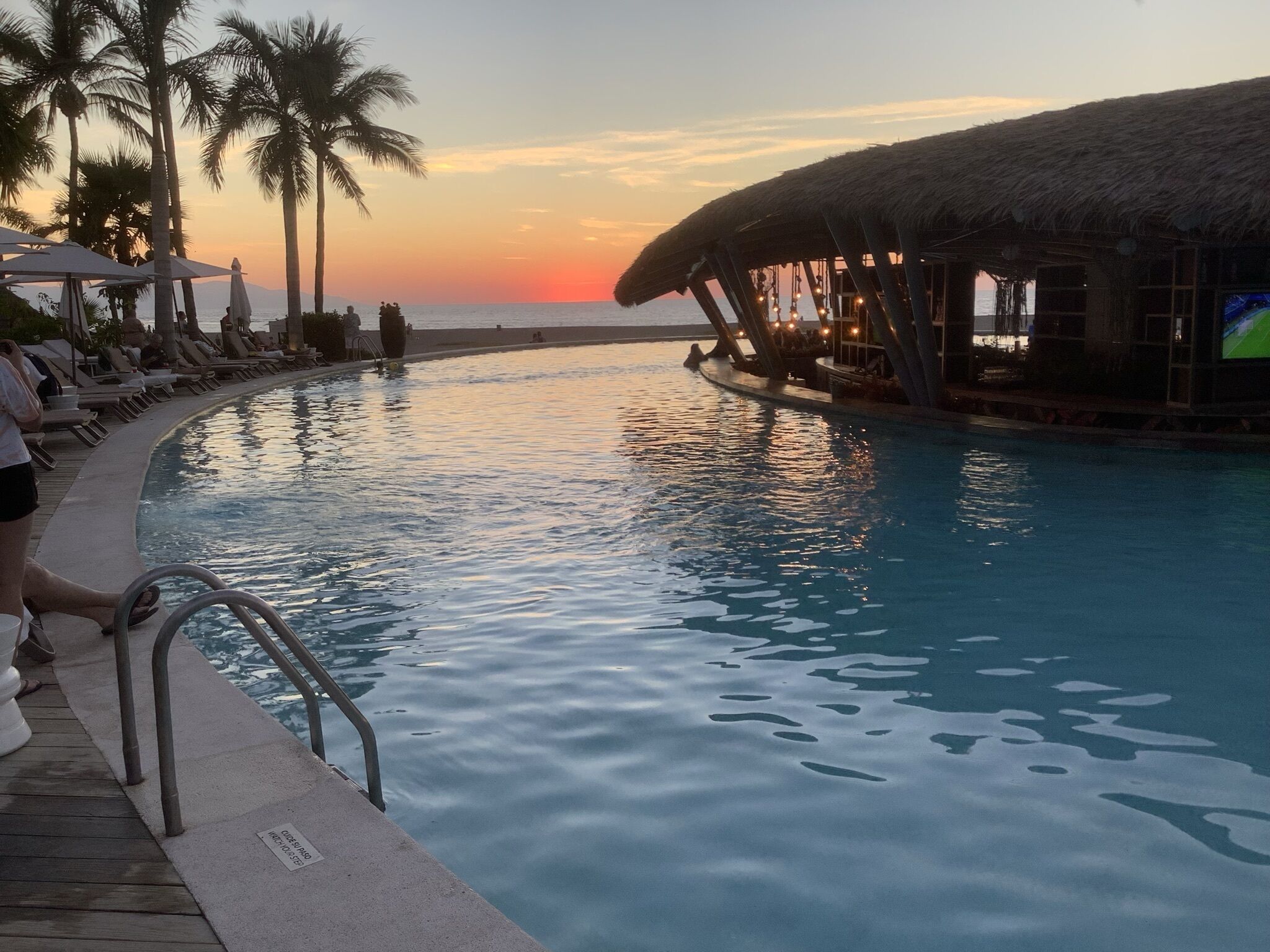Una piscina al aire libre, una piscina climatizada