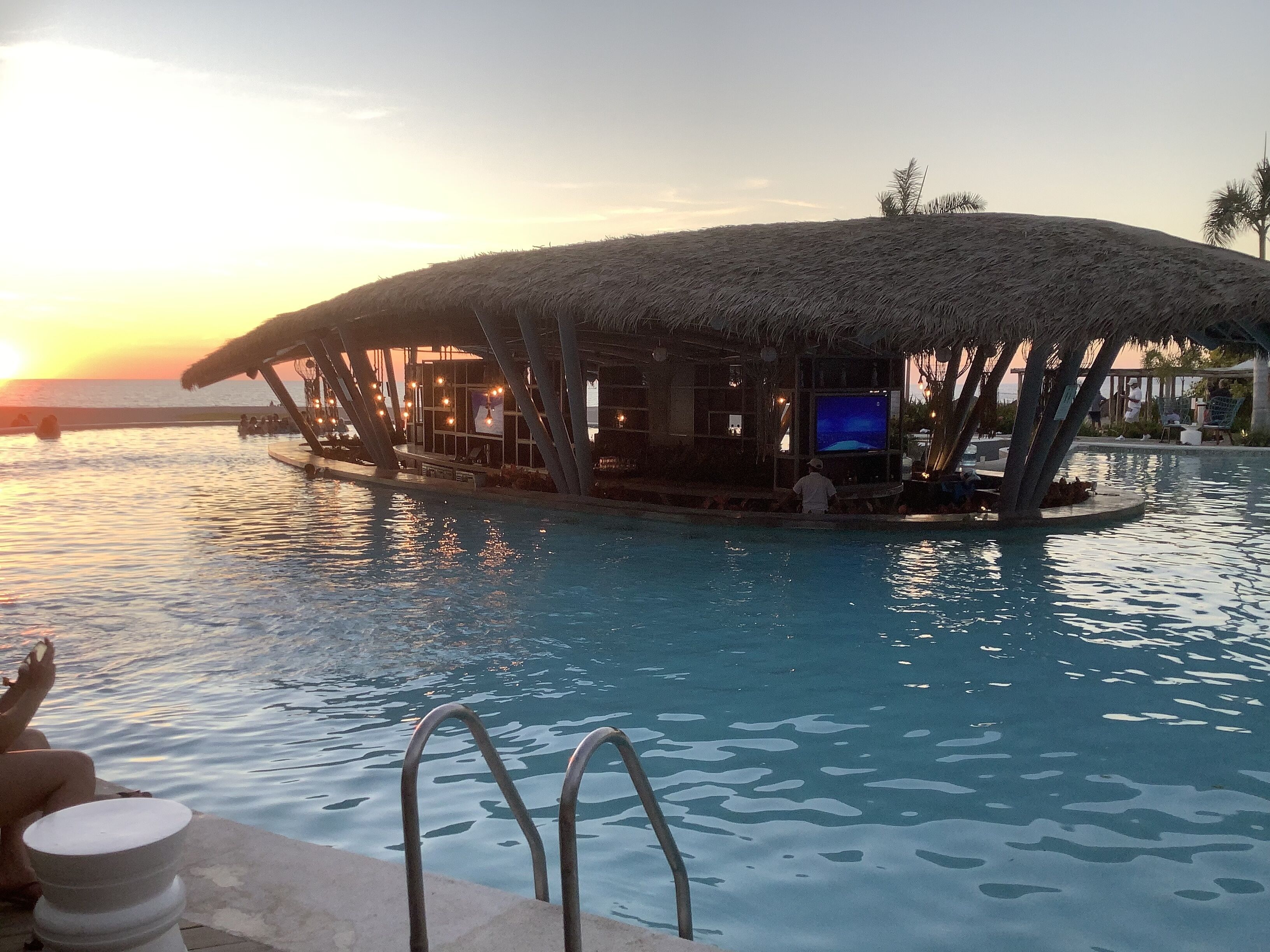 Een buitenzwembad, een verwarmd zwembad