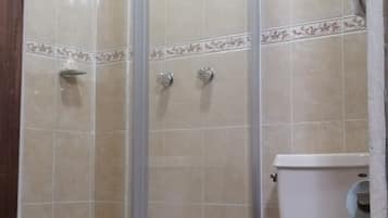 Quarto quádruplo urbano, 2 camas de casal | Banheiro