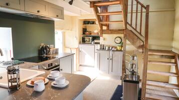 Cottage | Private kitchen | Fridge, dishwasher, electric kettle, toaster