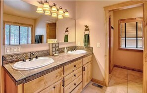 Kombination af bruser/badekar, boblebadekar, hårtørrer, håndklæder