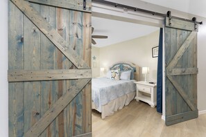 4 bedrooms, in-room safe, desk, iron/ironing board