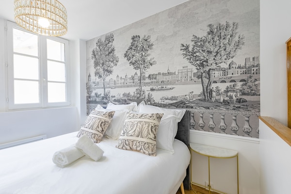 1 slaapkamer, een bureau, een strijkplank/strijkijzer, reisbedje