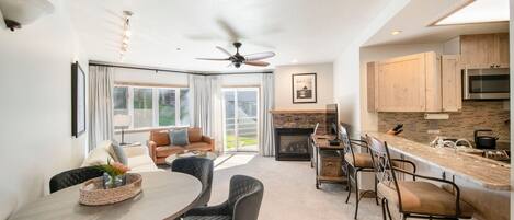 Televisión y chimenea