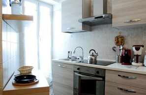 Réfrigérateur, micro-ondes, four, plaque de cuisson