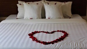 Double Room | Desk, laptop workspace, WiFi (free), individually decorated - Safari Homes Hotel (Kampala)