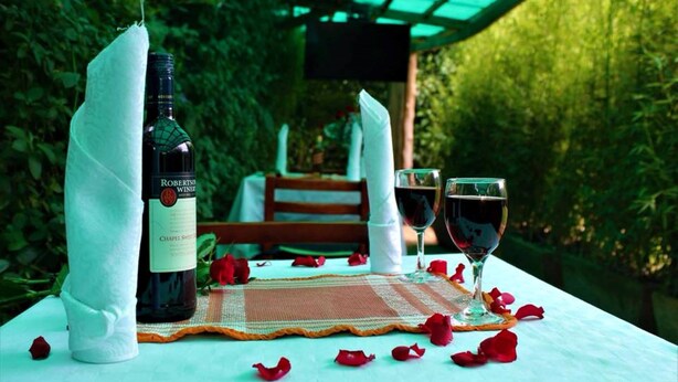 Outdoor dining - Safari Homes Hotel (Kampala)