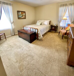 2 Schlafzimmer, Schreibtisch, Bettwäsche