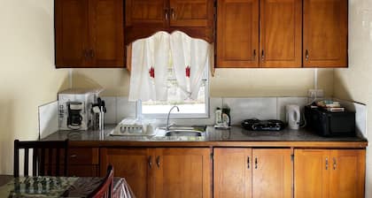 Hibiscus Cottage Cheerful Home